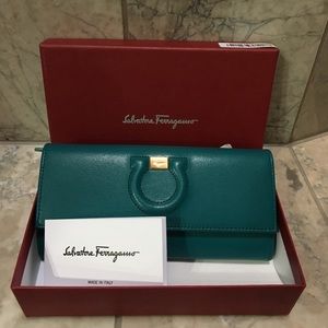 NWT🖤 Ferragamo Gancio City Continental Wallet